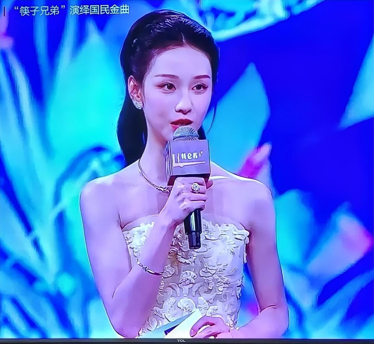 陈都灵啊陈都灵，让人万万没想到东方跨年主持的你，居然被大家发现，你身上最