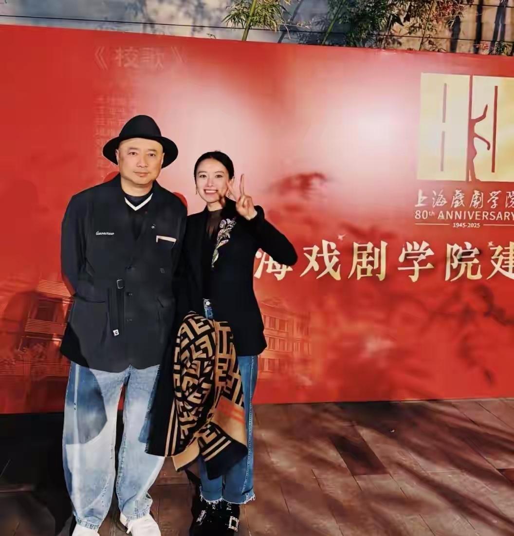 上戏校庆现场爆笑一幕！理发师阿姨当众“喊话”徐峥：“你的钱我再也赚不到啦！”