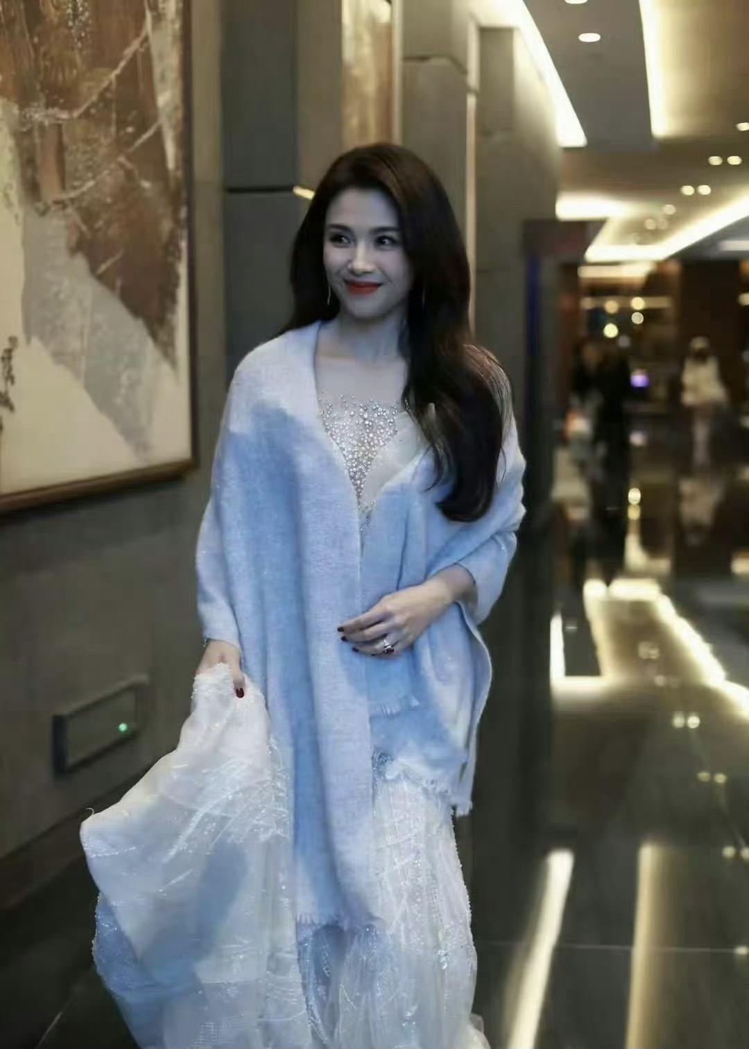 真是风情万种，简直是中女天花板！