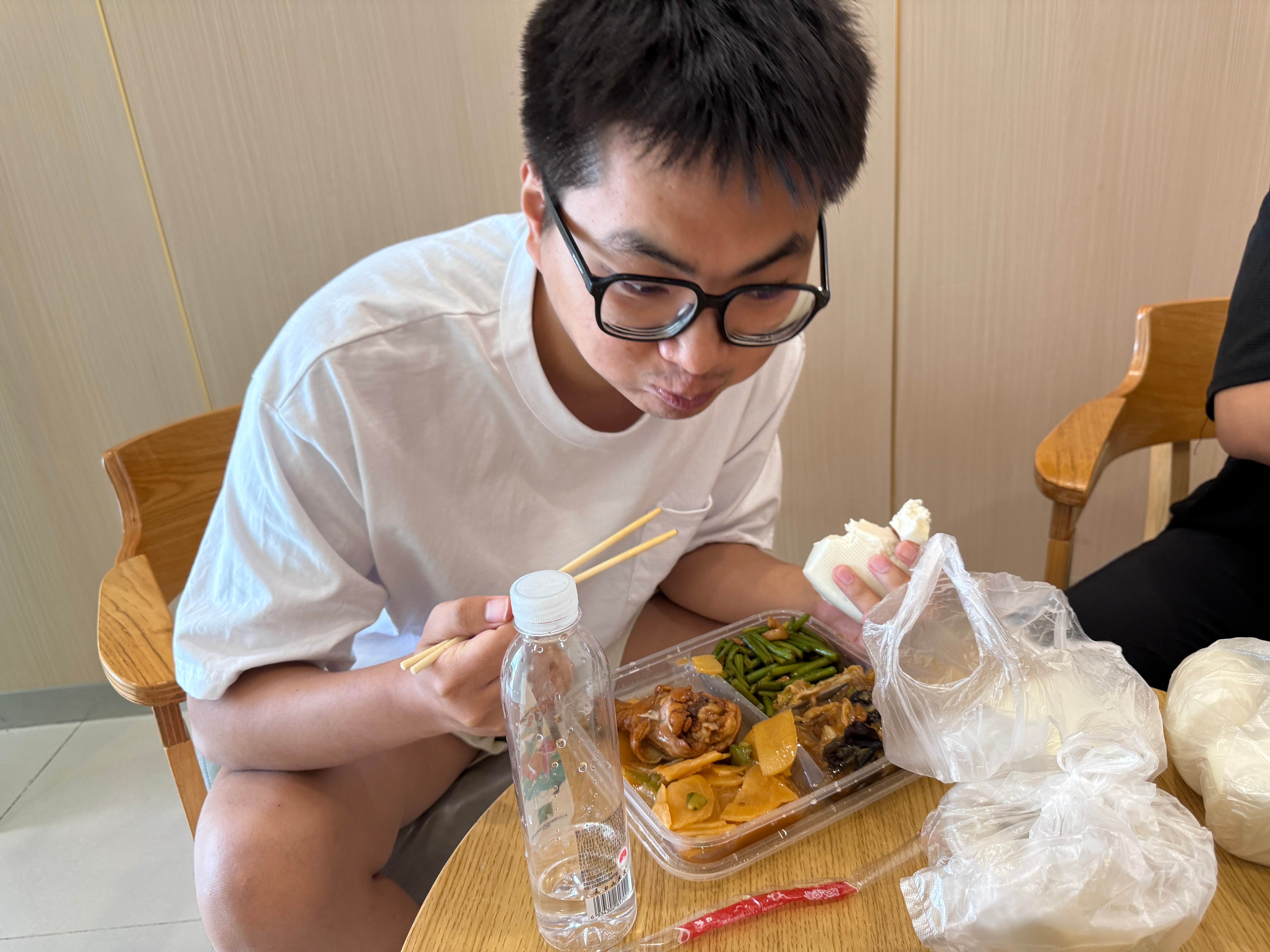 不愧是山东小鹏，主食没有米饭只有馒头…[笑着哭]​​​