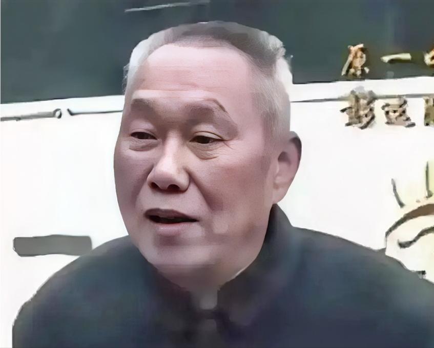 湖南，一退休老校长去朋友家做客，得知朋友家的小保姆因为家里困难，放弃了上