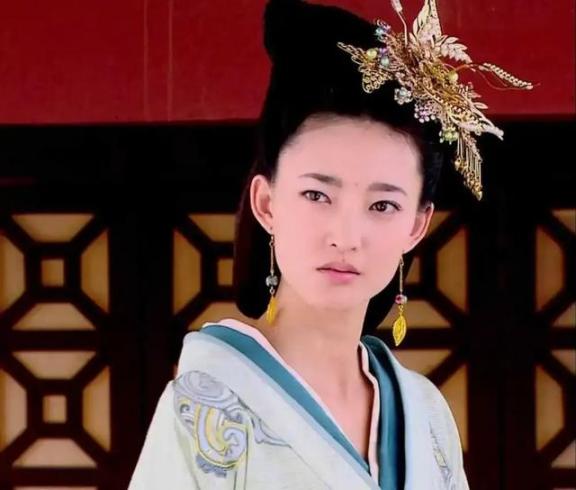 公元前135年，行将就木的太皇太后窦漪房拉住孙子汉武帝的手说：“务要提防你的母亲