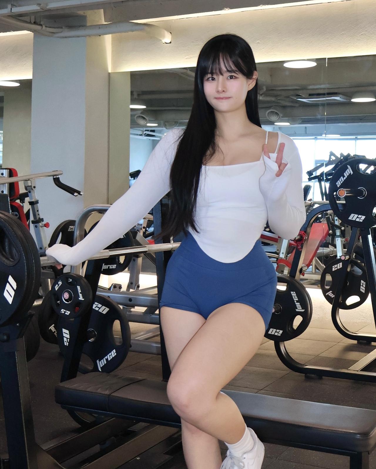 健身美女分享照片穿搭好身材蜜桃女孩