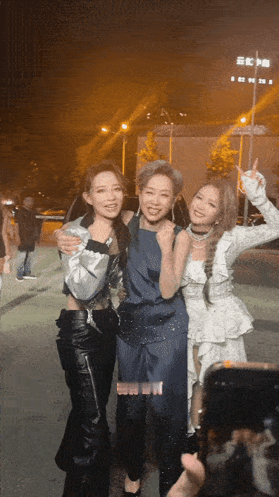 何洁、叶童、李斯丹妮同框亮相长沙，三人造型各有风格，时尚感拉满。何洁身着白色蕾丝