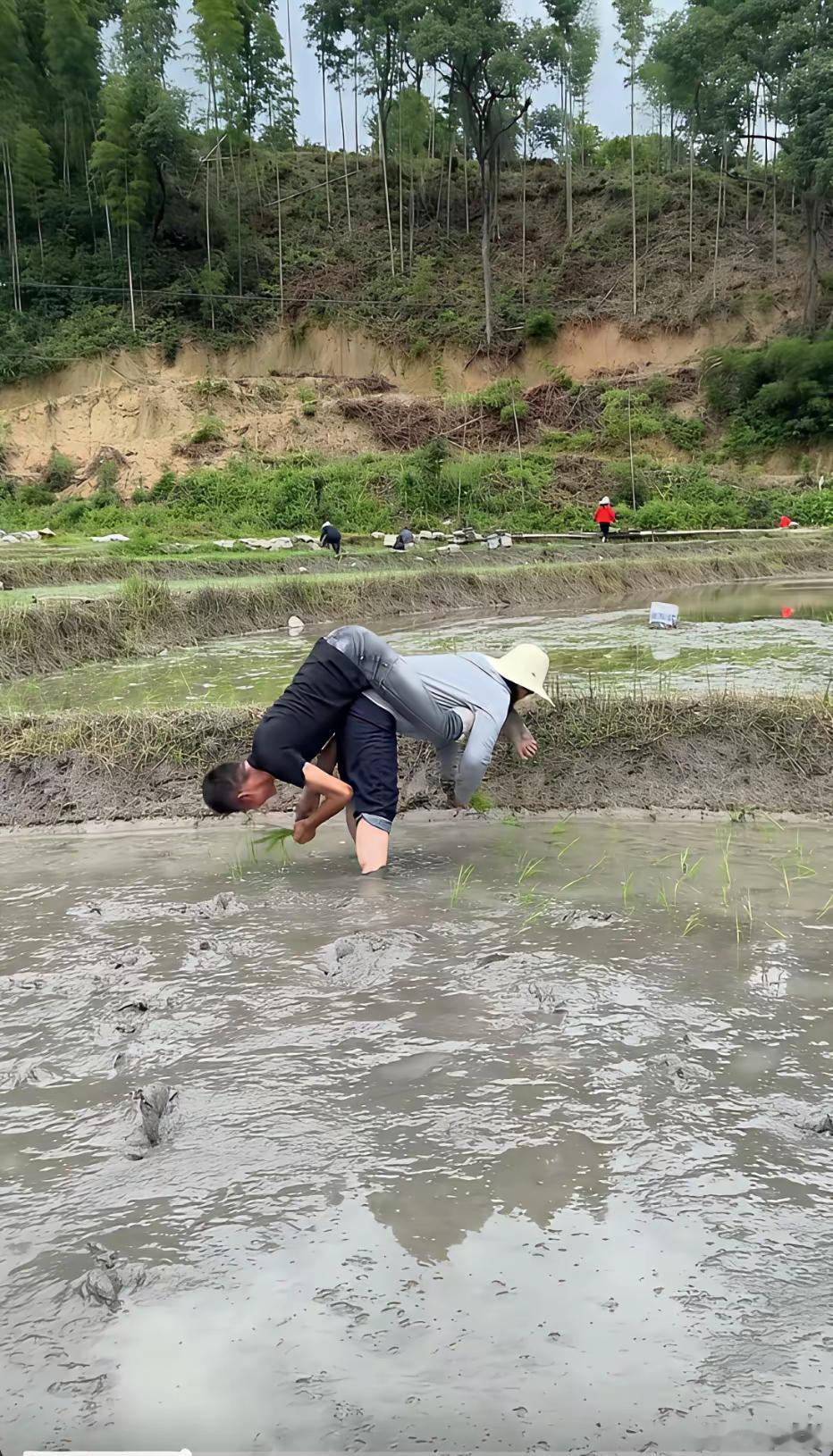 一个闻屁味，一个闻臭脚丫子味，真会玩！