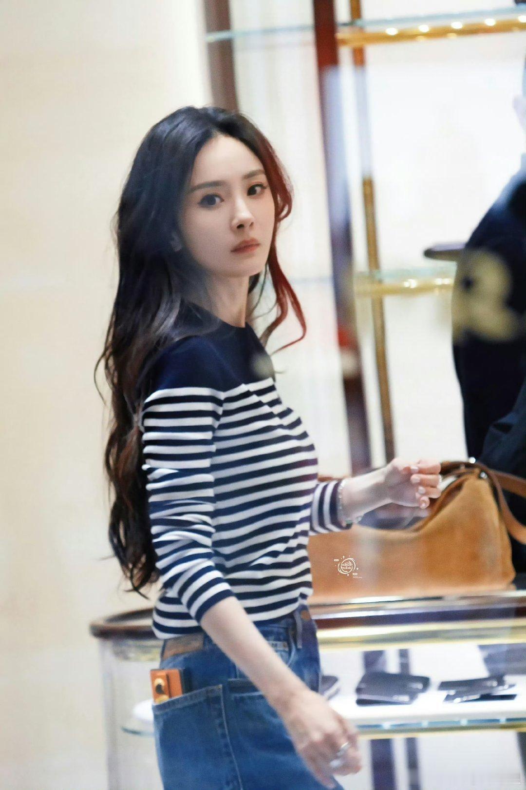 Prada代言人杨幂杨幂第三次前往米兰时装周～出发+米兰探店的牛仔外套和内搭，