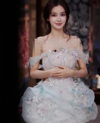 明眼人其实都能看得出来，陈赫给杨颖刷30万，从一开始就是有目的的，那就是单纯