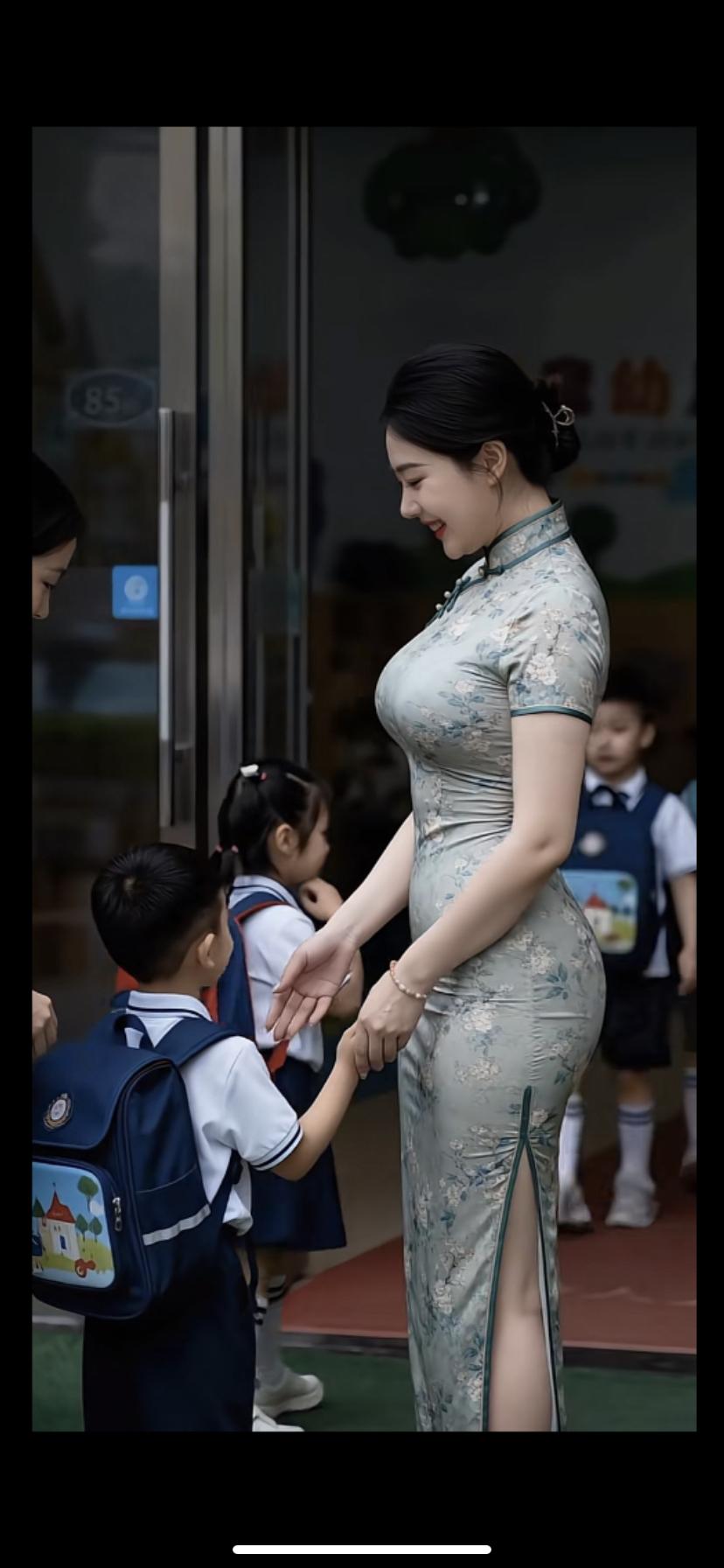 老师正在和学生握手，准备送他们回家。