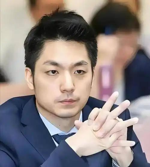 彻底炸锅了！台湾已故军方将领之子爆出猛料，其父郭礼伯咽气前亲口交代，章孝严是自己