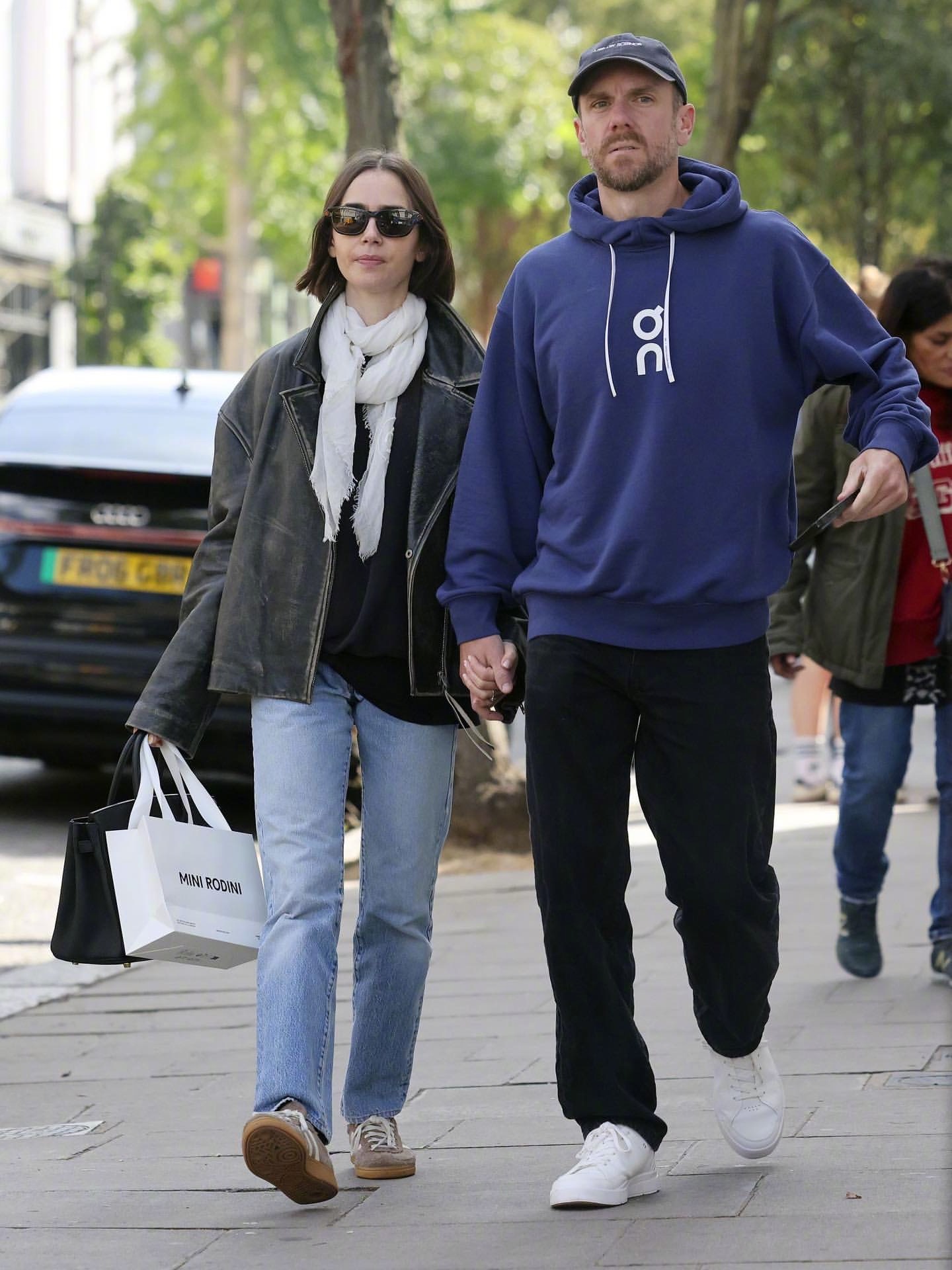 LilyCollins和丈夫CharlieMcDowell现身伦敦外出