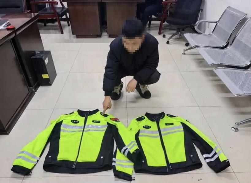 最近，内蒙古呼和浩特赛罕区一婚礼现场，8人穿着和公安骑警超像的制式服装当开路车