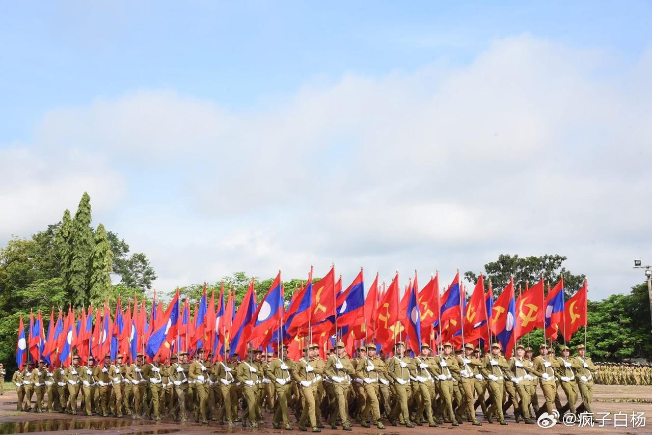 老挝庆祝国庆50周年阅兵式彩排，受阅官兵手持的应该是97式步枪（95式步枪的外贸