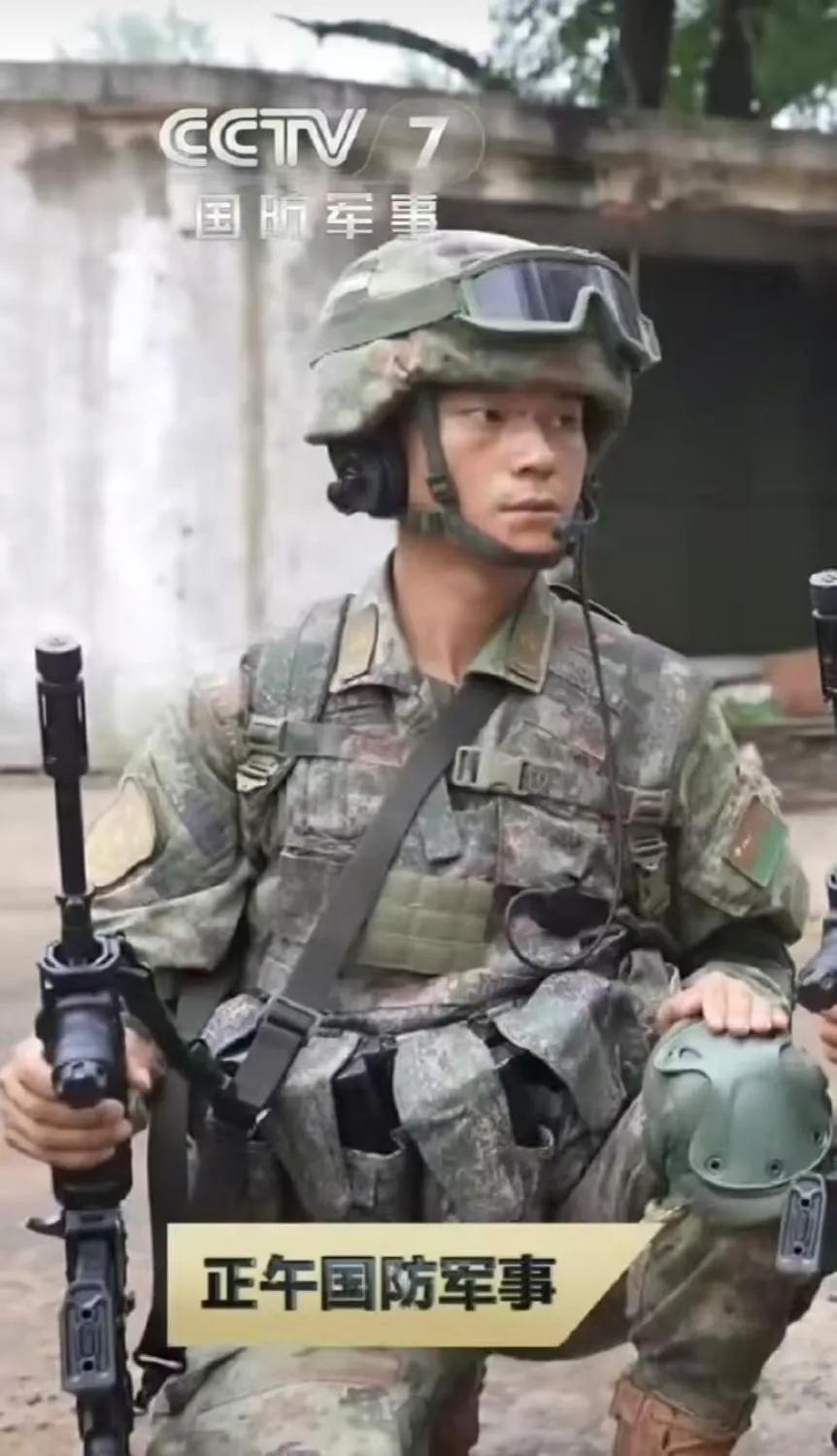 解放军单兵弹药量翻倍，1个人能带近300发步枪子弹！借鉴俄乌实战经验，高强度