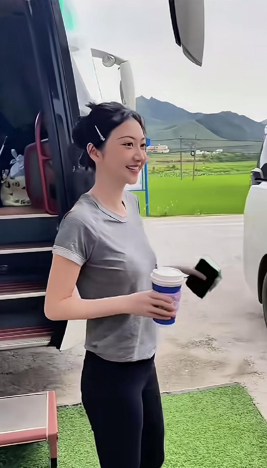 娱乐圈喜欢当人妈妈的人似乎不少？J某对孙割说，以后你喊我妈妈吧！孙割说：好