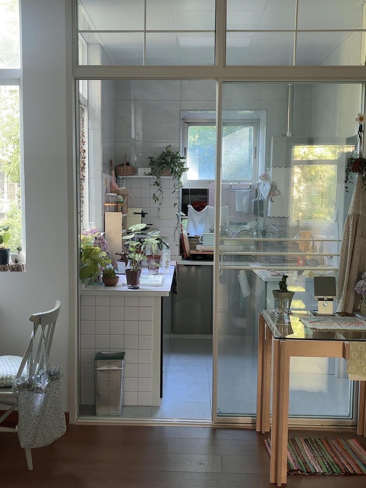 江西一女生晒出新租的房子，80年代建的职工家属房，一室两厅，当时租下这套房子，是