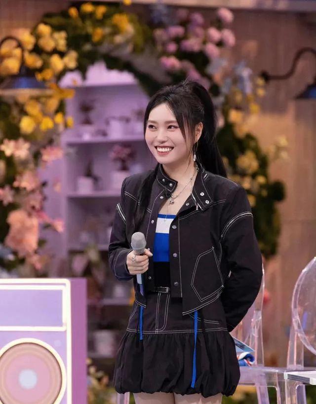 当才短短几年，李雪琴的身份就五度反转，很多人的感受是：当年她是北大学霸，却染了头