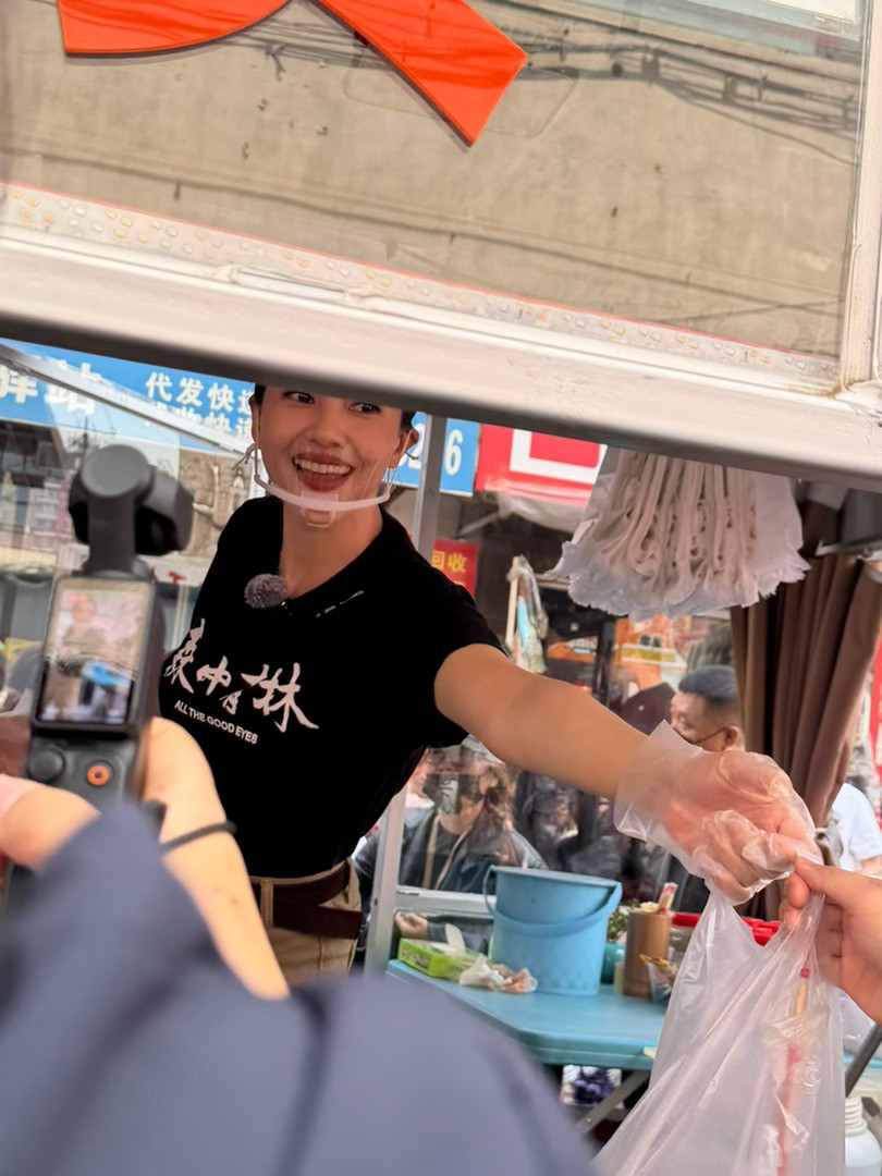 高圆圆东北早市卖辣白菜被早市偶遇的高圆圆圈粉，没有明星架子，沉浸式融入市井生活，