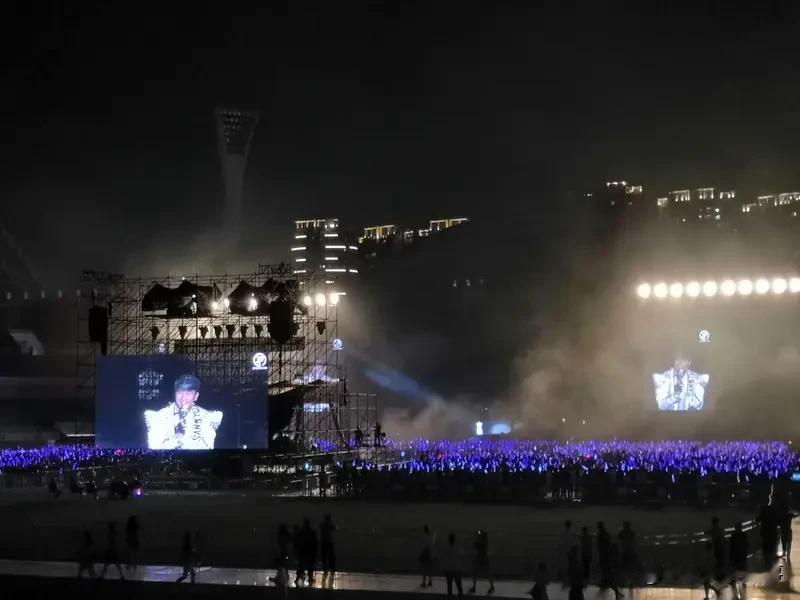 惊爆！周杰伦武汉演唱会：十年之约燃沸江城，青春记忆再度点亮2025年9月26日