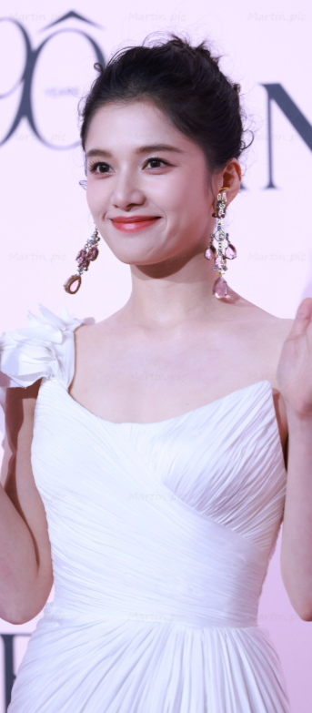 张婧仪兰蔻活动红毯生图白色长裙真的仙气飘飘，公主好适合简单妆造！！！