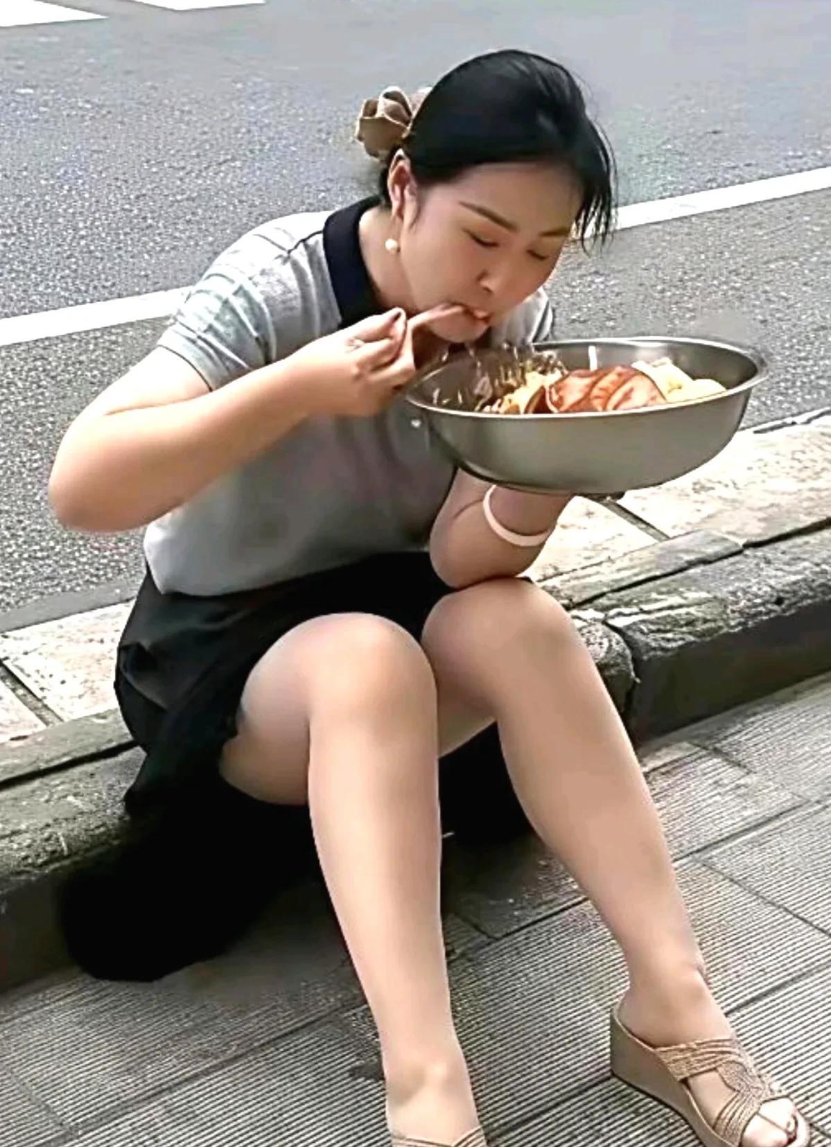 这样的姑娘你敢娶吗！看见街边坐着个姑娘，长得是白白嫩嫩，大眼睛身材婀娜，安安静静
