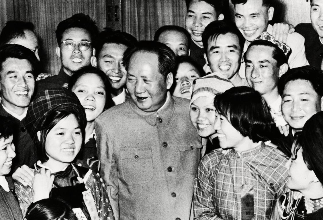 毛主席说，全心全意为人民服务。刘少奇说，人人为我，我为人人，这两句话都提到了人民