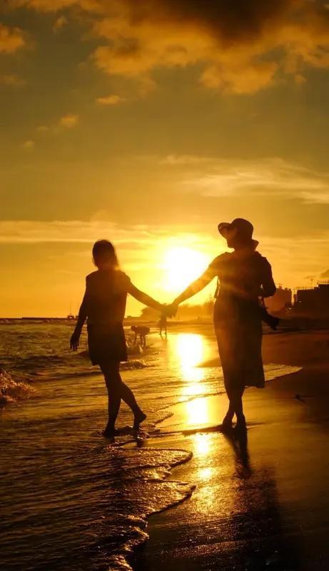 中年女人要是想和你发展关系，“我在”这俩字就是直接信号。之前刷朋友圈，老同学晒夕