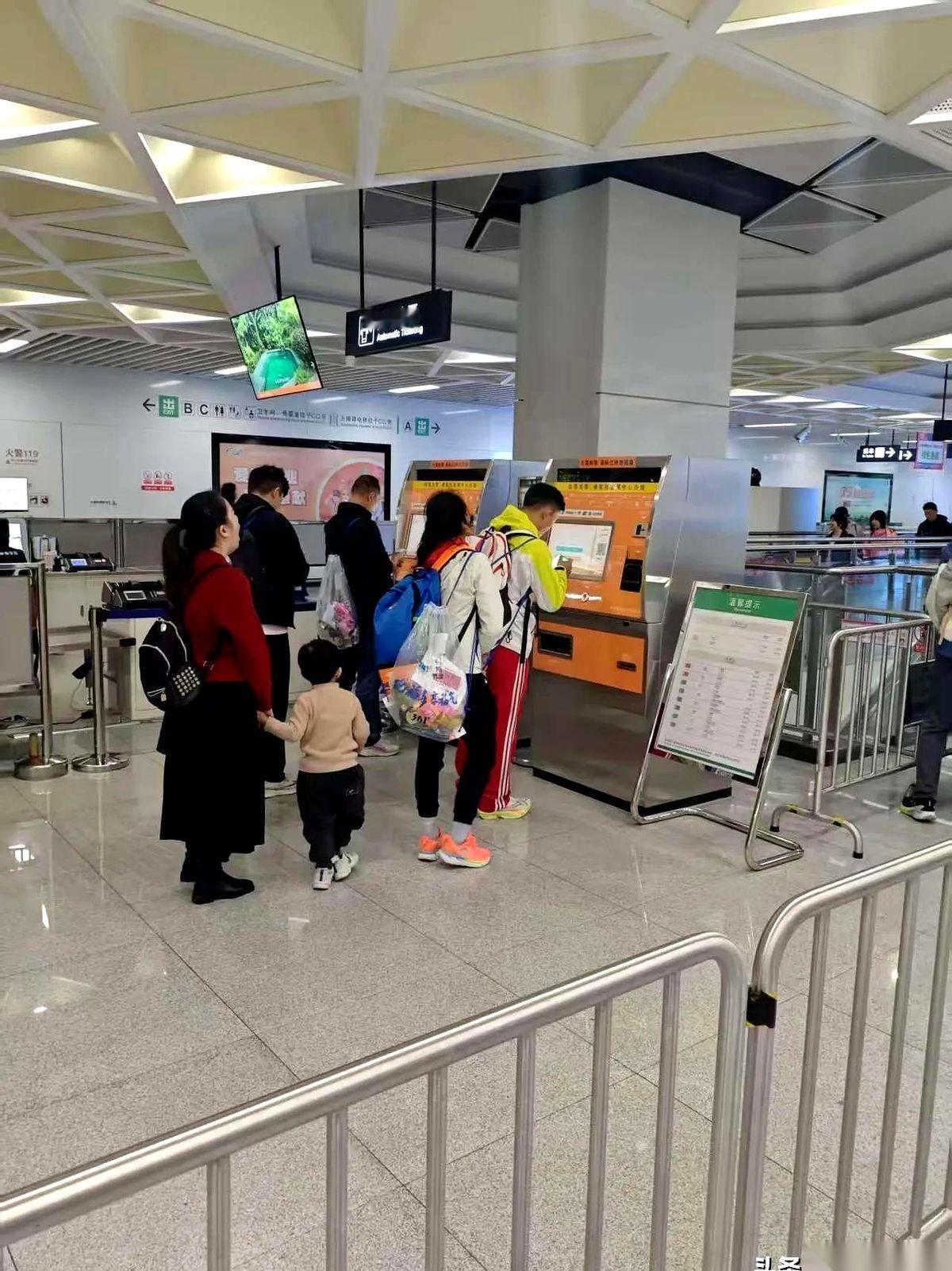 我跟你说，今年福州马拉松跑完，我差点没在终点线上哭出来。不是激动的，是委屈的。