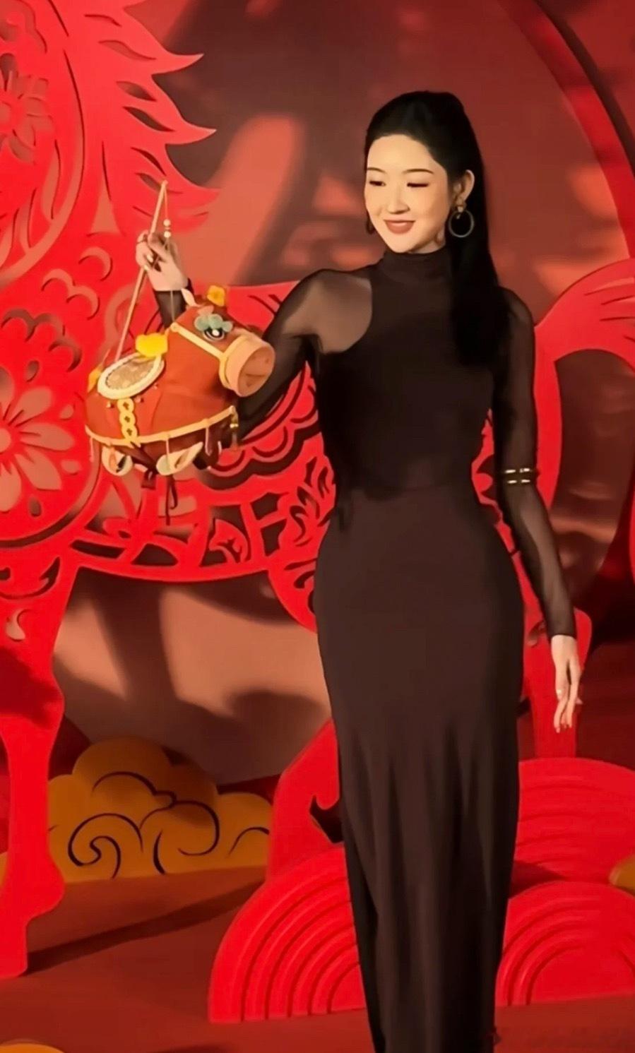 王姐这身材！高挑的珠圆玉润，气血好足的美！