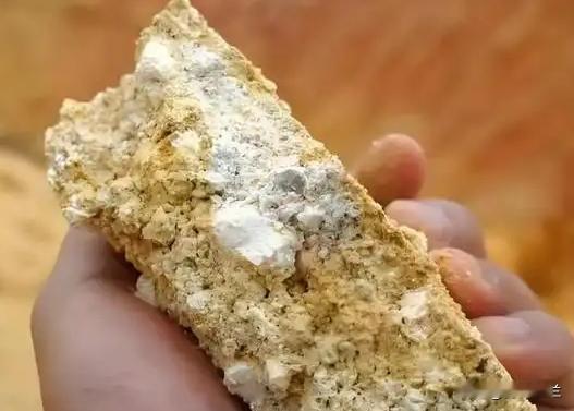 稀土成了中美关系里解不开的死结，中国如果不放开稀土出口，美国就能随时推翻任何之前