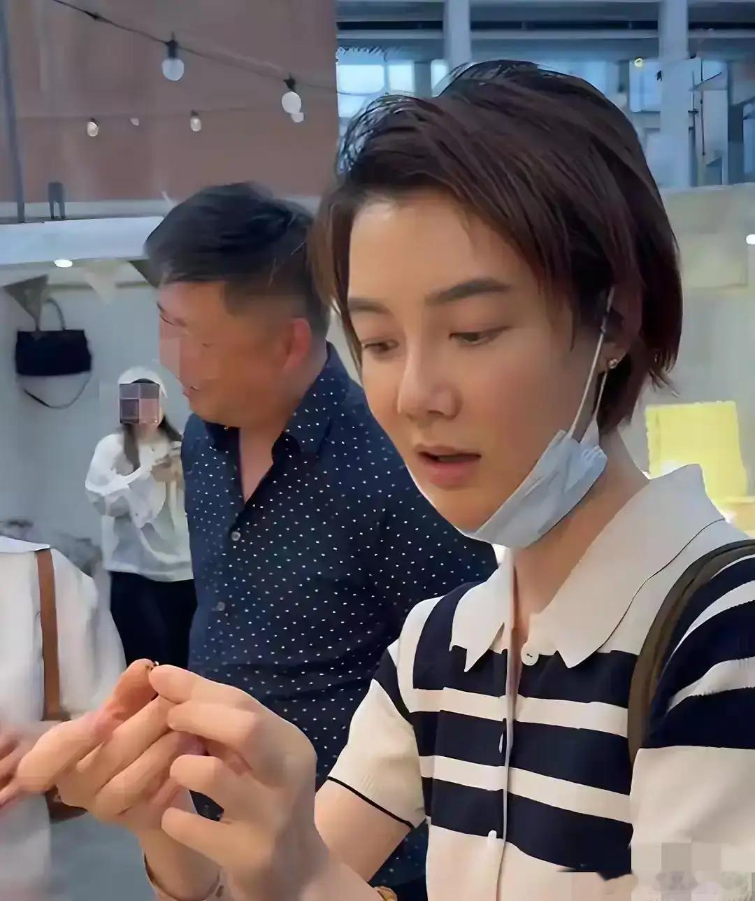 43岁车晓逛集市被拍，脸部变化明显，与以往模样差异较大，难怪久未拍戏，几乎让人认