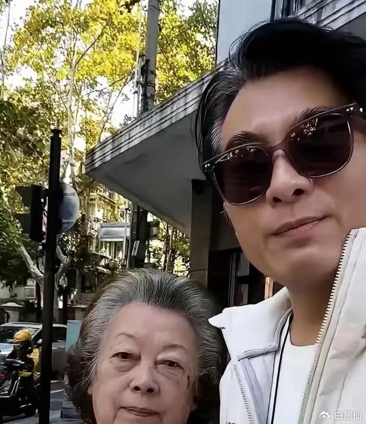 演员陈龙最近估计自己都懵了，本来只是想随手拍拍和八十岁老妈的日常，结果一不小心把