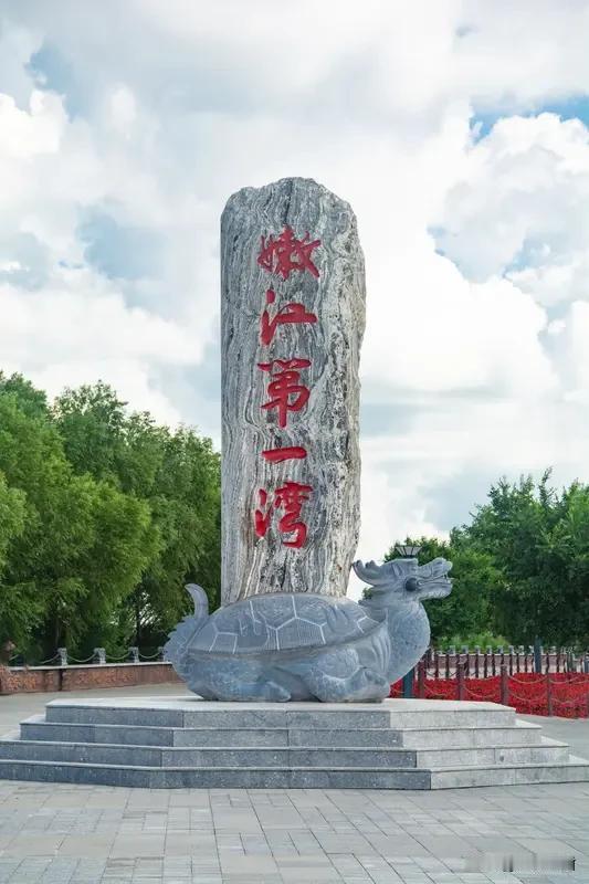 松花江有南北两源。北源是嫩江，发源于大兴安岭支脉伊勒呼里山，自北向南流至三岔河，