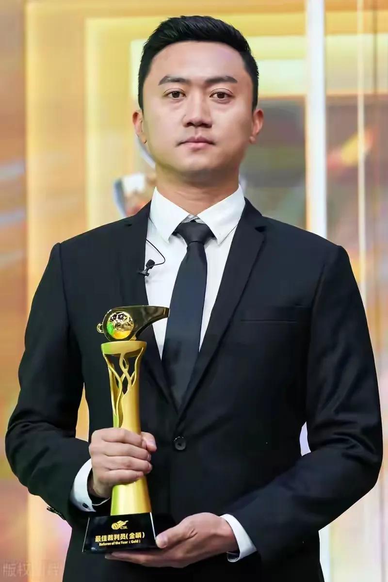 中立球迷客观说说海港进球被吹首先这是一次极具争议的判罚，过程是海港边路传中，进