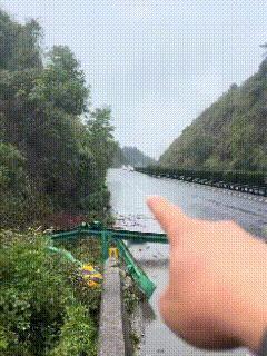 您看懂了吗？我反正已经笑S了。网友5月13日发布视频，汽车失控撞烂护栏，飞出高