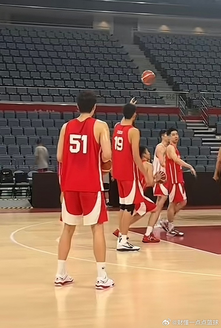 杨瀚森上午开始和队友们进行合练了，今晚确定会出战对阵荷兰男篮的比赛！郭士强指导接