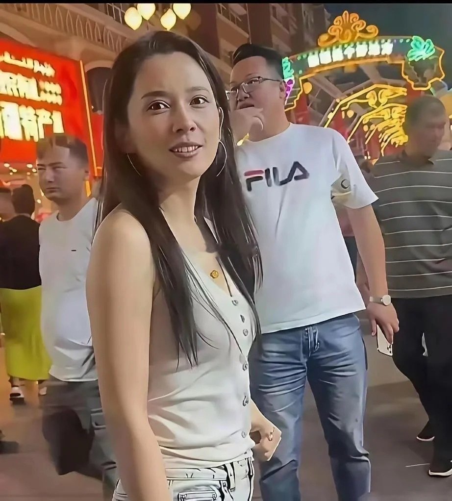 能把汪峰迷得五迷三道的森林北有多漂亮，没有了滤镜也是普通一妇女，大家觉得她漂亮吗​