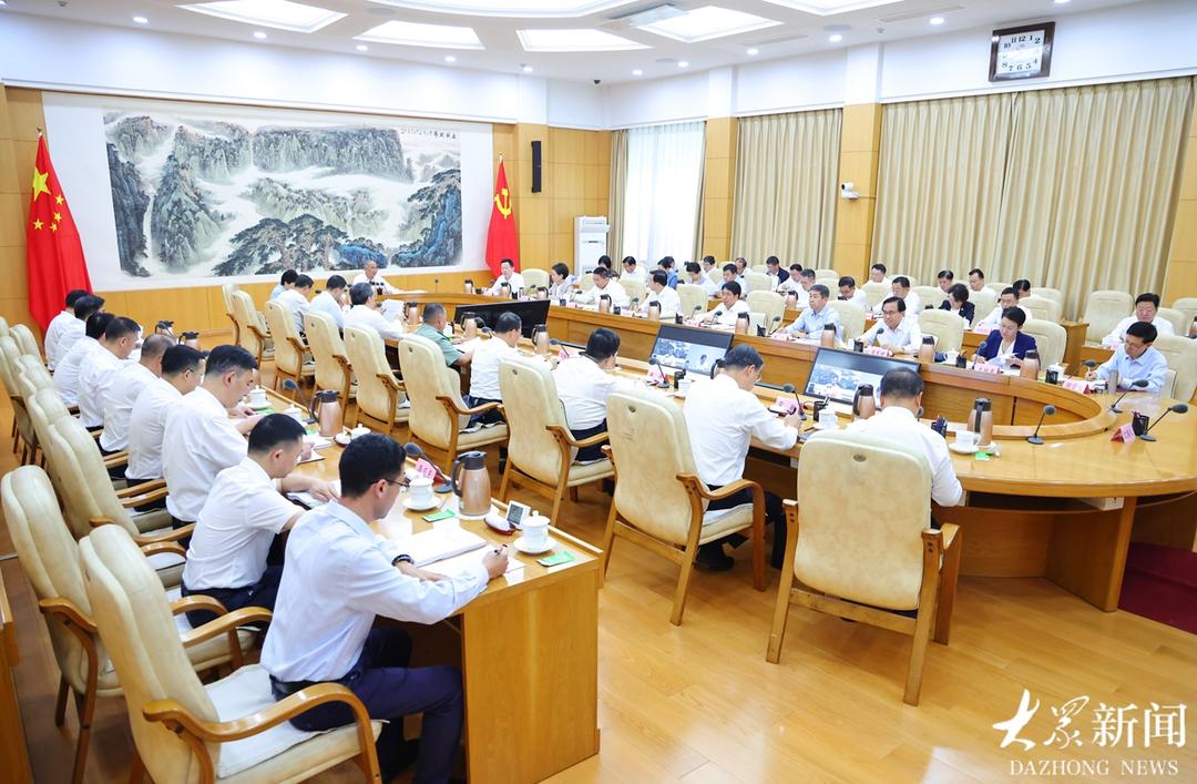 山东省委常委会召开会议