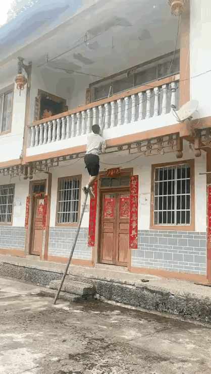 这孩子看来经常这样爬来爬去，妈妈熟练的用脚顶住木杆底端，也是非常专业熟练。这样的