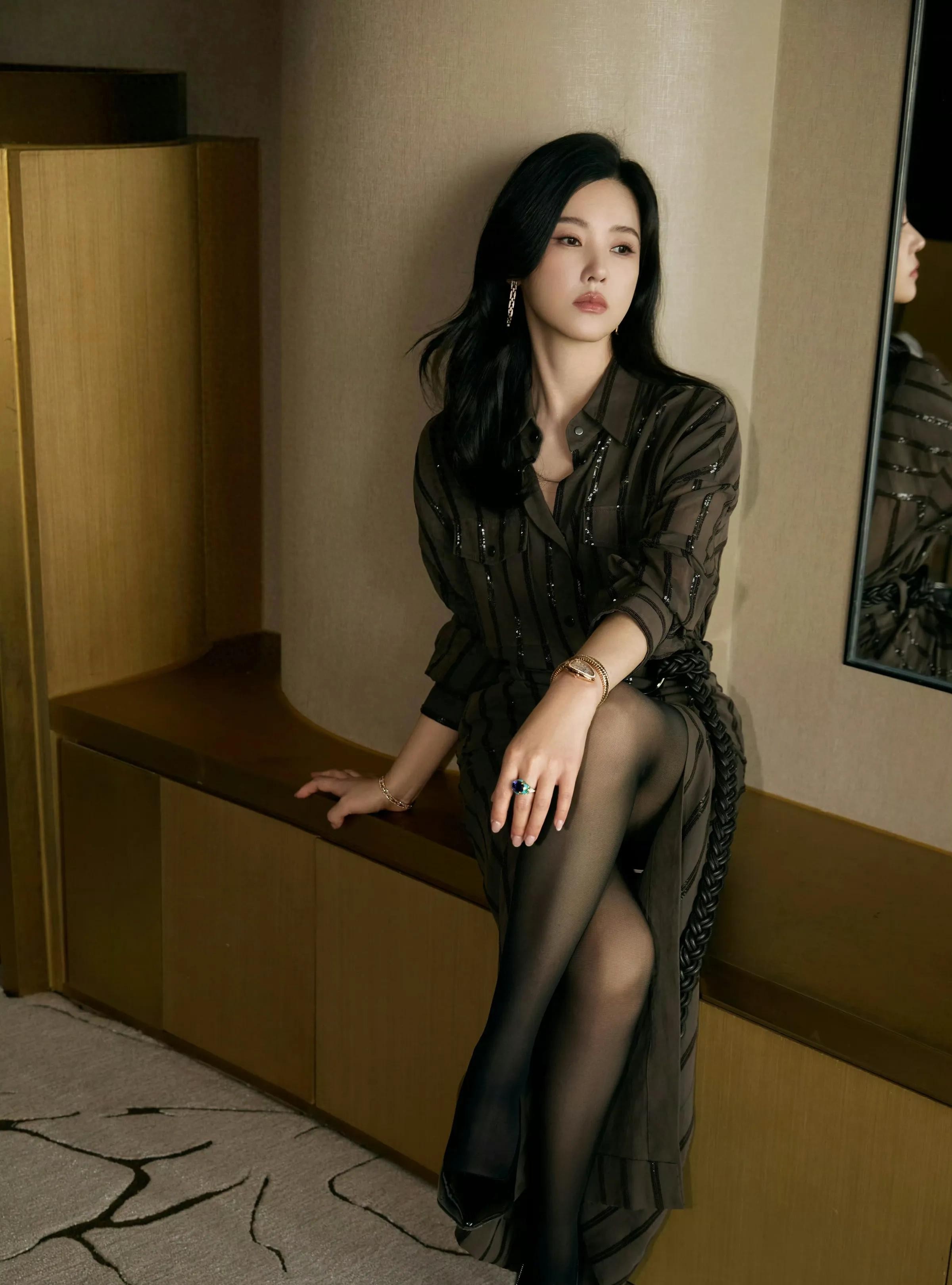 杨子姗丝袜写真！怎么现在越来越多的女明星都喜欢穿丝袜了？