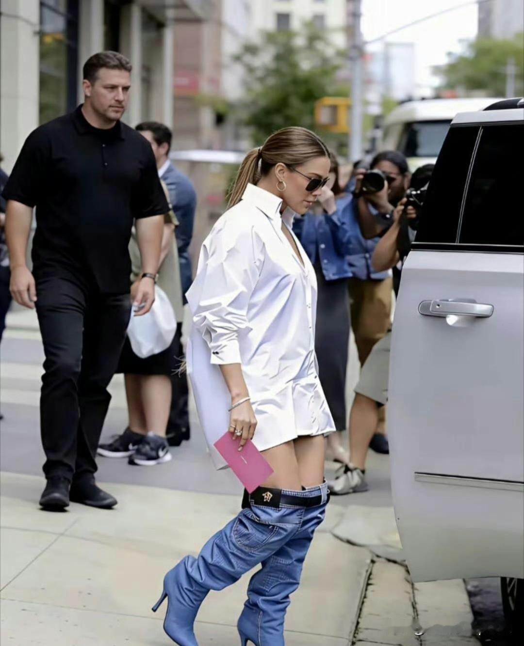 这图第一眼真以为这人裤子掉了，结果仔细一瞧，原来是双牛仔靴！这设计绝了，故意把靴