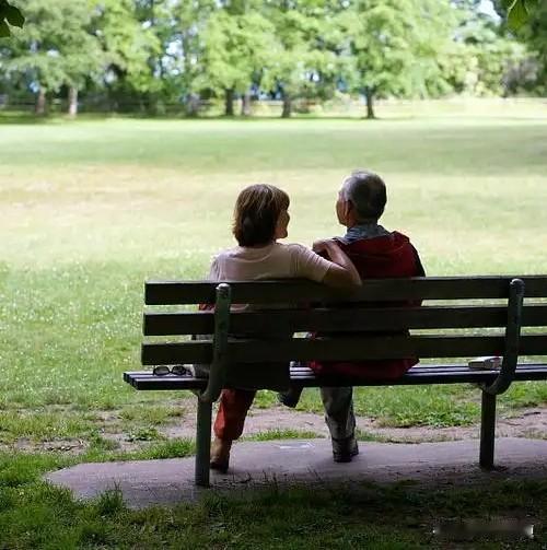 公园长椅上的“艳遇”，报价50，我差点没绷住今天上午秋高气爽，我在公园遛弯走