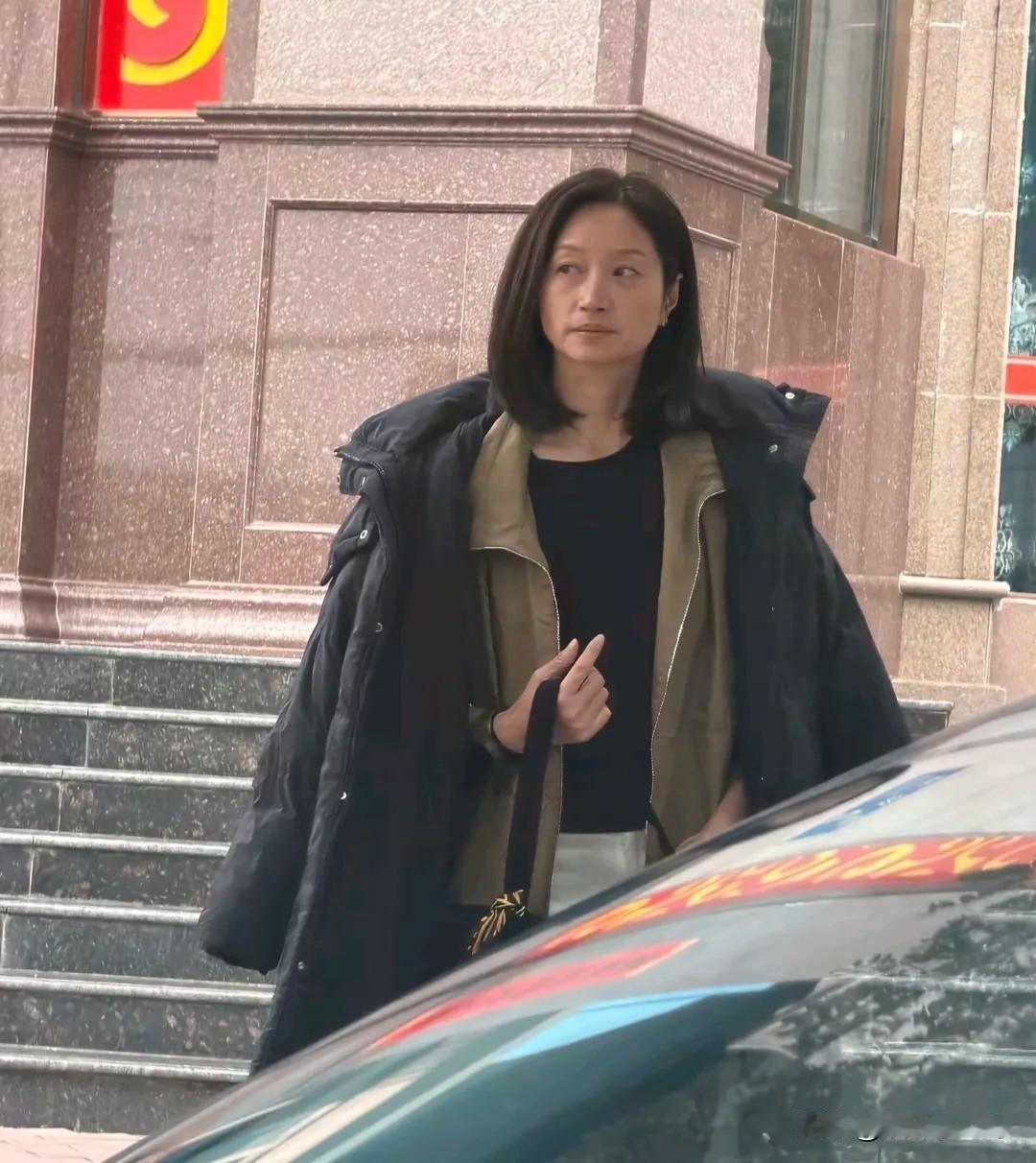 近日，有网友在甘肃街头偶遇沈佳妮，43岁的她穿着低调，素颜状态显得疲惫，肤色也不