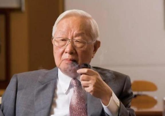 台积电创始人张忠谋再次语出惊人，他说：“如果美国想扼杀他们，中国真的无能为力！”