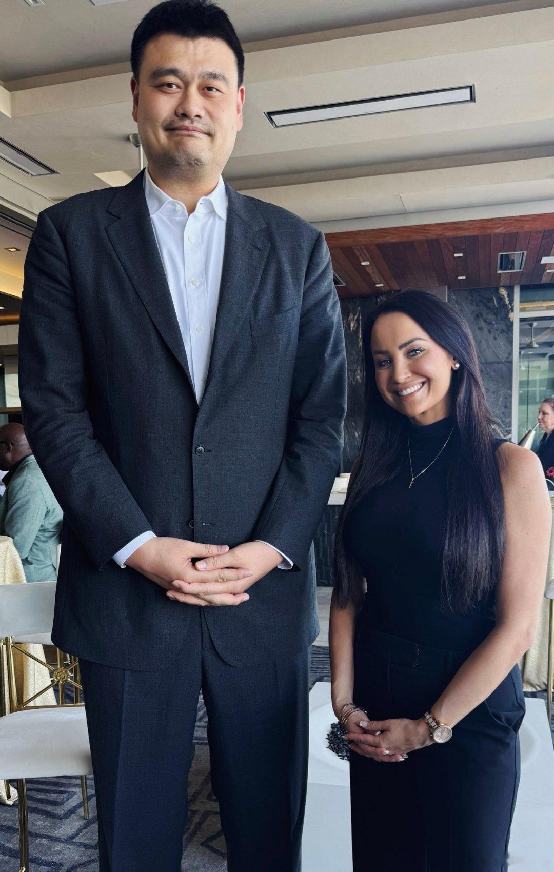 瓦妮莎:“与姚明对话十分特别。他深爱休斯顿,对这支休斯顿火箭队的阵容感到无比兴奋