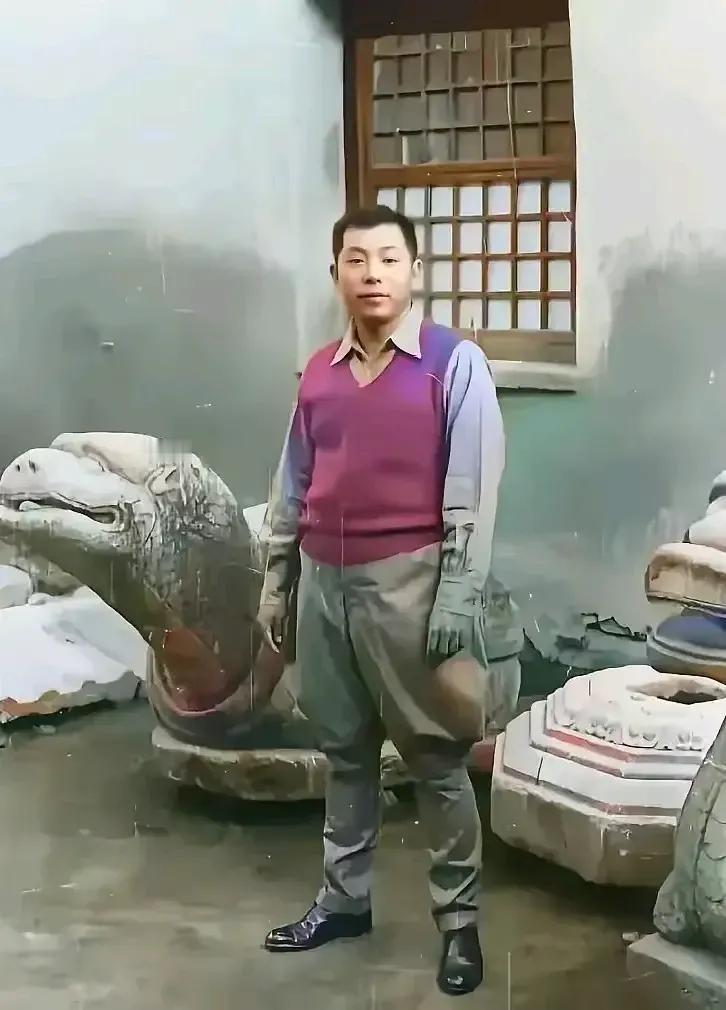 1935年时期张学良，从他当时的穿着看，与现代人没有什么区别。不得不说，张学良是