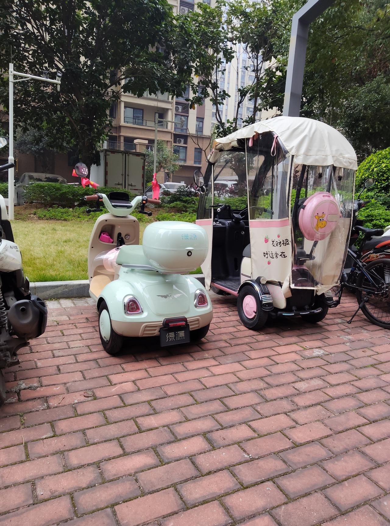 笑不活了！我家楼下的电动车比我精致100倍救命！下楼取个快递，被小区里的电