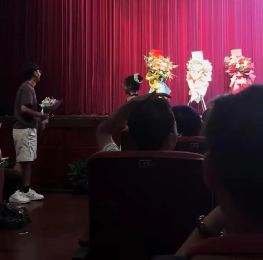 太有意思了，曹云金在西安的商演遇到了粉丝求婚，曹云金调侃兄弟你买的花有点小了，急