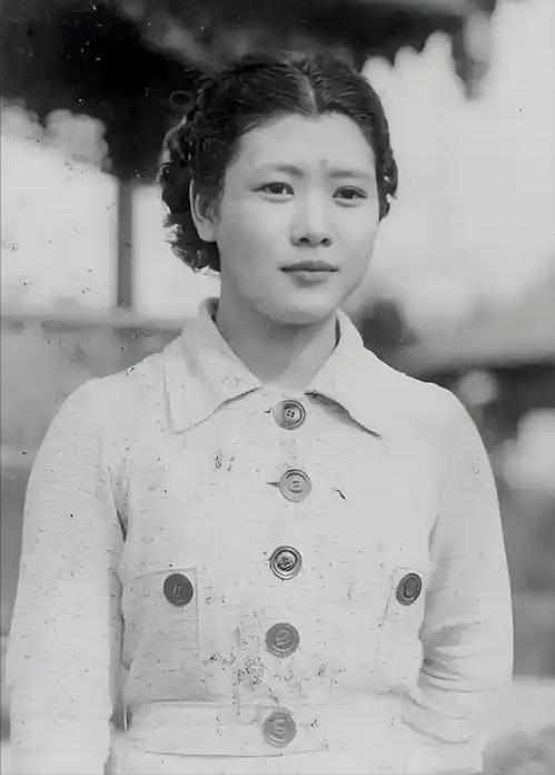 1942年的南京，汪精卫老婆穿着睡衣趿拉着鞋，指着日本宪兵队长的鼻子破口大骂。就