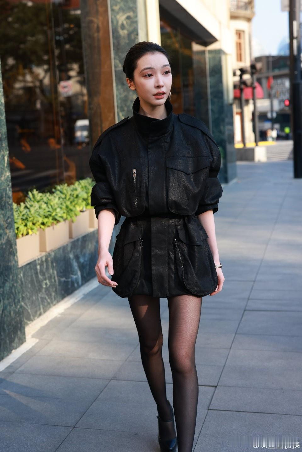 很不理解胡彦斌……易梦玲这脸蛋，一点都不突出，而且身材只有瘦的时候才看起来不