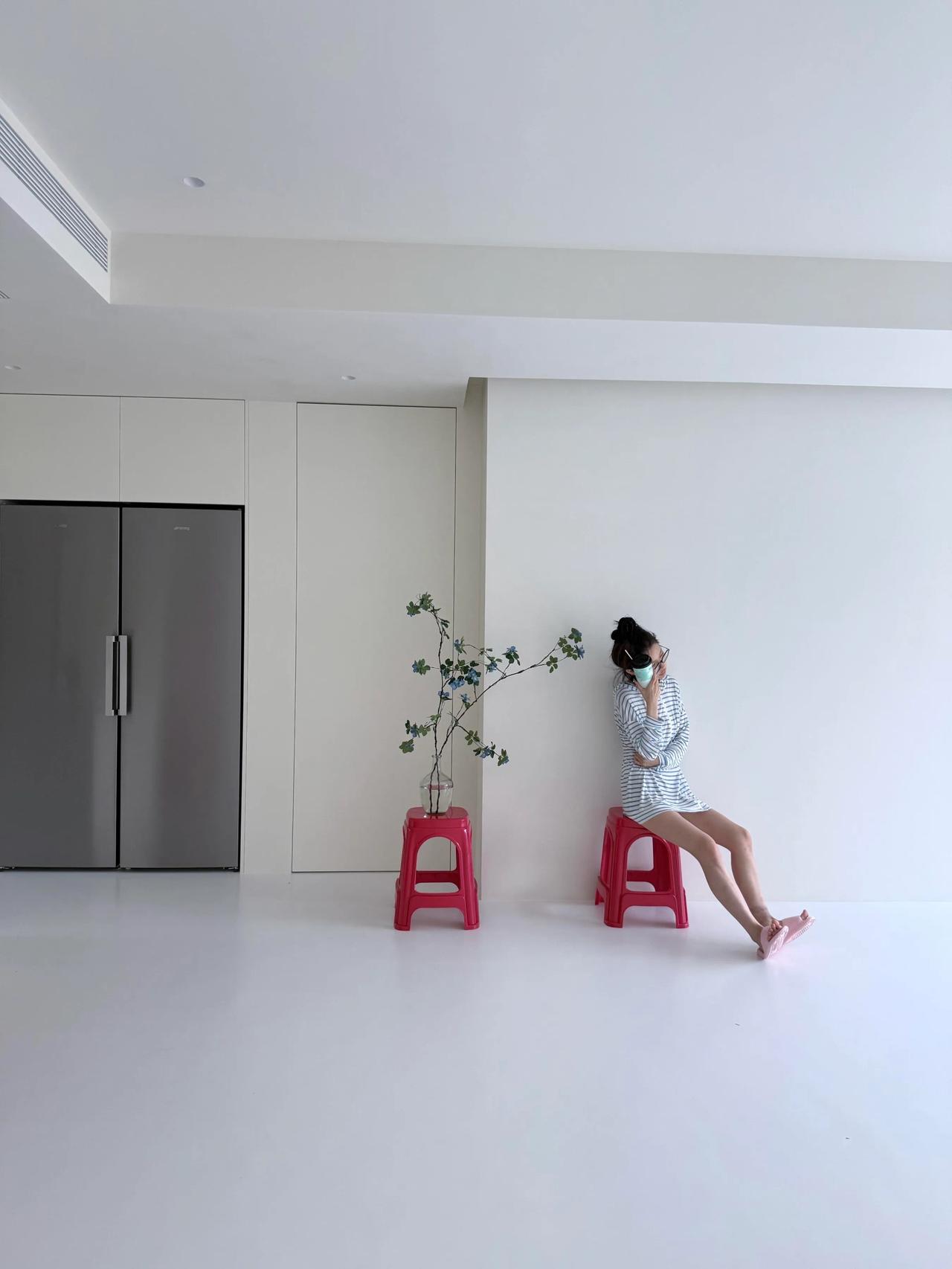 我妈说：你家是被人偷了吗？新家入住三个月，家里还是干干净净。我妈第一次来的时